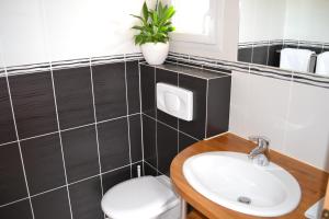 Maisons d'hotes Chambre avec salle de bain privative comme a l-hotel et salon-cuisine a partager avec les 4 autres locataires : photos des chambres