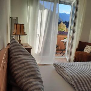 Ferienhaus-Ferienwohnung Weitblick mit Garten und malerischem Bergpanorama
