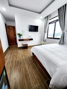 Twin Bed with City View