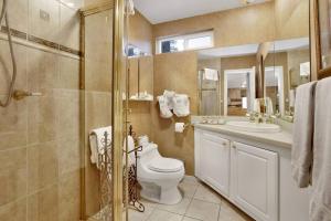 Big Bear Happy Place~ Hot Tub~ Games~ Walk to Village~