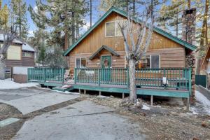 Big Bear Happy Place~ Hot Tub~ Games~ Walk to Village~