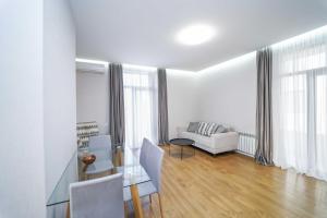 Luxury apartment with balcony on avenue Melikishvili, city center