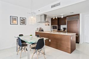 Modern High Rise One Bedroom at Icon Brickell (W)