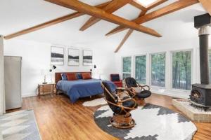 Woodland cabin w hot tub & fire pit