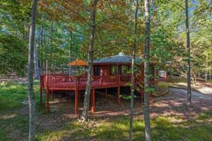 Woodland cabin w hot tub & fire pit