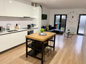 Large Townhouse 5 Beds with Two Parking Spaces - Manchester City Centre