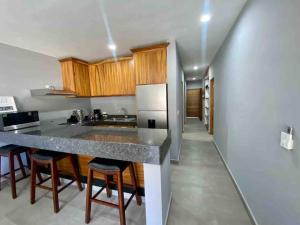 Beautiful New Condo Sea Breeze