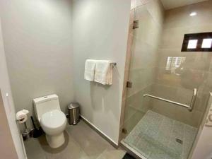 Beautiful New Condo Sea Breeze