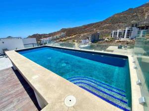 Beautiful New Condo Sea Breeze