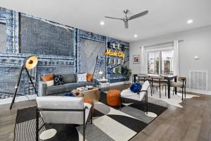 5 mins to DT ~Gameroom ~ Balcony~Sleeps 10~Karaoke