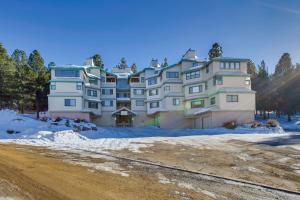 Angel Fire Condo with Mountain View Less Than 1 Mi to Slopes