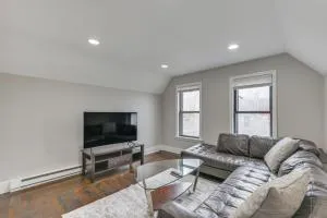 Pet-Friendly Malden Apartment 7 Mi to Boston! - Everett