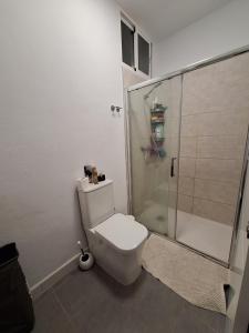 habitacion con baño compartido en casa con familia