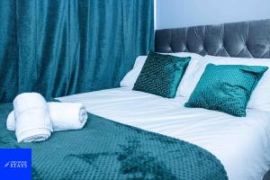 2ndHomeStays-Walsall- A Charming 3-Bed Home with Landscape View - Suitable for Contractors and Families -Large Parking for 3 Vans - Sleeps 7- 7 mins to J10 M6 and 21 mins to Birmingham