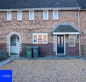 2ndHomeStays-Walsall- A Charming 3-Bed Home with Landscape View - Suitable for Contractors and Families -Large Parking for 3 Vans - Sleeps 7- 7 mins to J10 M6 and 21 mins to Birmingham
