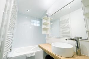Appartements #GI Watercolours of Clemenceau In front of park Paul Mistral : photos des chambres