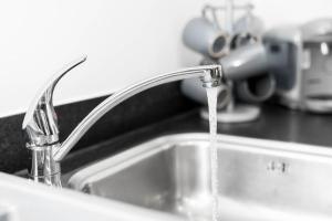 Urban 1BR Apartment + Free Parking By Azura Nights