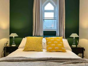 INCREDIBLE 3 Bedrooms Windsor Home, Free Parking - A Blend of Luxury and Character - Incredible Location - Windsor Castle, Ascot, Legoland, Heathrow Airport