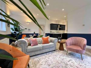 INCREDIBLE 3 Bedrooms Windsor Home, Free Parking - A Blend of Luxury and Character - Incredible Location - Windsor Castle, Ascot, Legoland, Heathrow Airport