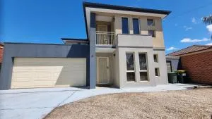 St Albans house - Spacious and modern home - Keilor