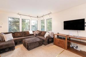 South facing condo close to ski access, groceries, shops and restaurants