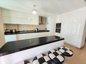 Rocha Prime Center Garage Flat
