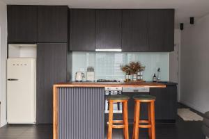 Cityscape Trendsetter - Contemporary Chic with Pool