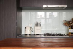 Cityscape Trendsetter - Contemporary Chic with Pool