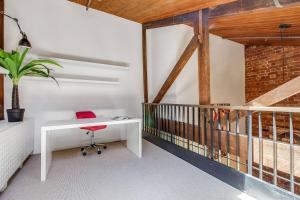 Ultra-chic Top Floor New York Style Loft Apartment