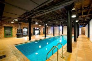 Ultra-chic Top Floor New York Style Loft Apartment