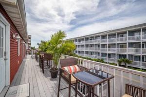 Modern 3BR Ocean Block Apt Walk to the Beach