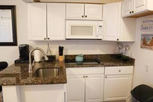 Modern 3BR Ocean Block Apt Walk to the Beach