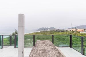 Apartamento térreo com terraço para ver o mar