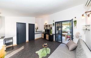 Cozy Apartment In Okrug Gornji