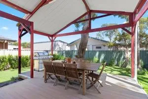 Family house with pool table, outdoor patio and BBQ - Mannering Park