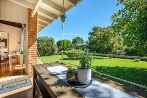 8th Tee - Retro Vibes Peacefully Tucked Away - Apple Tree Flat