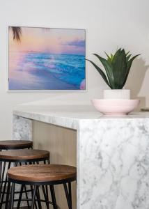 City Road Sanctuary with Sunset Views & Parking