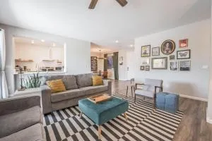 Vegas-Style Desert Luxury: Themed Bedrooms, Game Room, Fire Pit & Jacuzzi. Only 20 min to the Strip! - Henderson