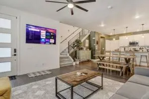 Spacious-King-SmartTVs-Kitchen-SelfEntry-Townhome - Pikeview