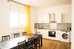 Apartment room in Three Bedroom plus big kitchen plus SelfCheckIn plus Street Parking