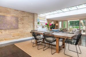 Elegant Paddington Sandstone Cottage with Parking