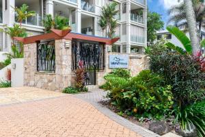 Rojo at Island Views—A Breezy Beachfront Retreat