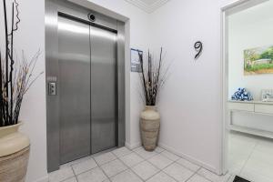 Rojo at Island Views—A Breezy Beachfront Retreat