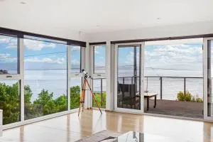 'Syrrah Serenity' Beachfront Bliss at Opossum Bay - South Arm