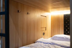 Giường Trong Phòng Ngủ Tập Thể 10 Giường Cho Cả Nam Lẫn Nữ (Bed in 10-Bed Mixed Dormitory Room)