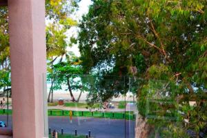 Paradise at Coral Horizons - Retro Beachfront Locale