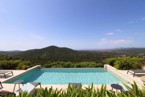 Villas BELLE VUE Villa climatisee pour 8 personnes avec piscine chauffee et vue mer panoramique a La Londe-les-Maures : photos des chambres