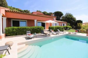 Villas BELLE VUE Villa climatisee pour 8 personnes avec piscine chauffee et vue mer panoramique a La Londe-les-Maures : photos des chambres