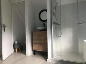 Villas Les 3 Chenes Maison en zinc style loft avec jardin : photos des chambres