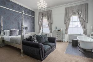 Four-Poster Suite room in The Pied Bull
